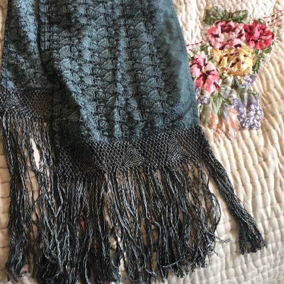 New embroidery scarf with fringes - Picture 2 of 7
